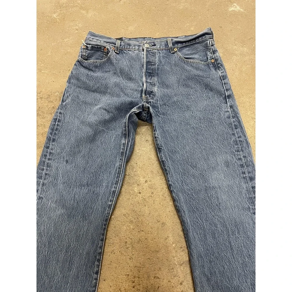 Levis 501 Jeans Mens 38x33 Medium Wash Blue‎ Regular Fit Straight Leg Button Fly
